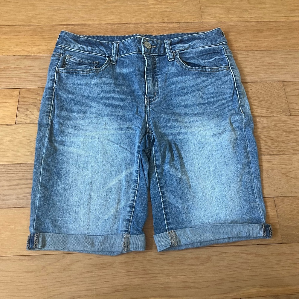So Juniors Lowrise Bermuda Lightwash Jean Shorts Size 11 - Picture 1 of 10